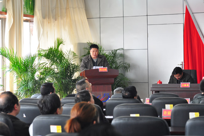 先進(jìn)個(gè)人代表上臺(tái)發(fā)言